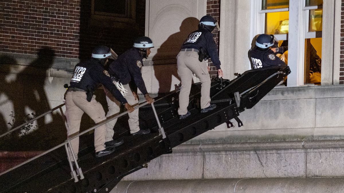 Newyorská policie zadržela 300 lidí z univerzitních demonstrací